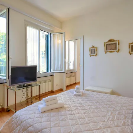 Apartman Lovely In With Kitchen